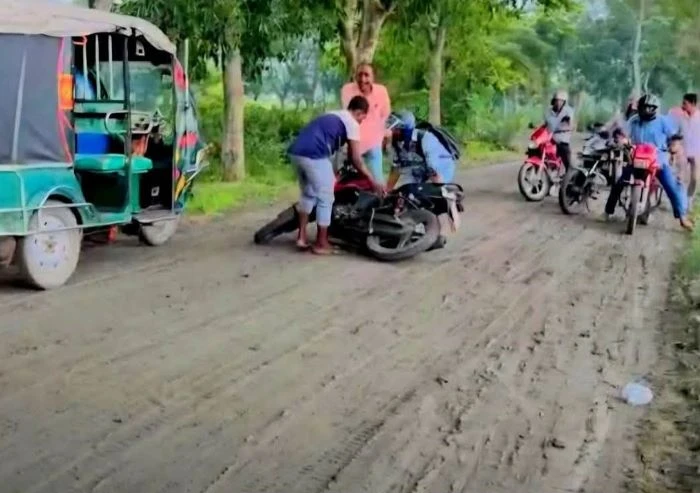 পিচ সড়কে কাদামাটির কারণে দূর্ঘটনায় আহত ২৫, এগিয়ে আসেনি উপজেলা প্রশাসন, বিপদ দেখেও ফিরে গেল ফায়ার সার্ভিস